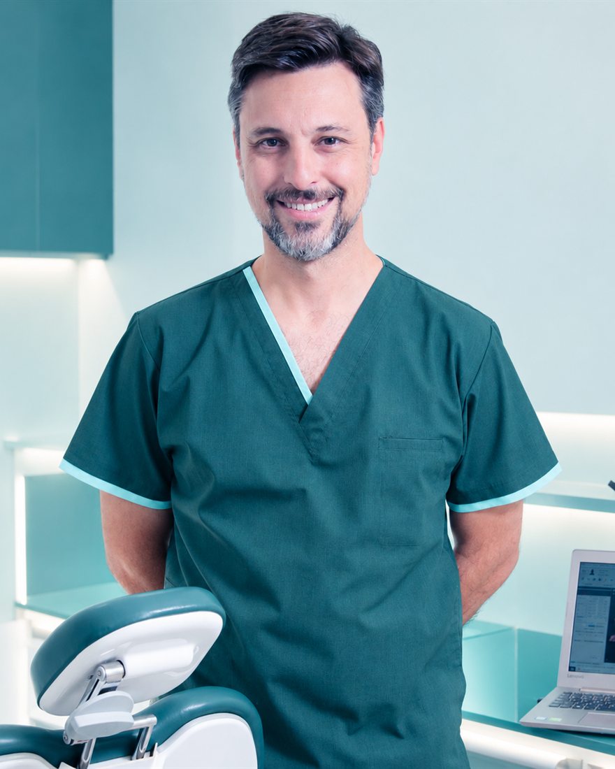 Dr. Fernando Ferrero en la consulta